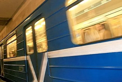 В минском метро парень заскочил на подножку вагона и проехал так целую станцию